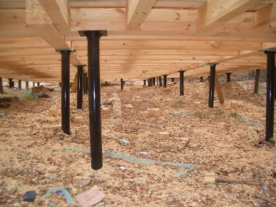 Особенности и устройство канализации в каркасном доме на винтовых сваях