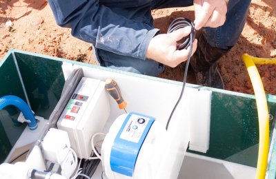 Жесткая обвязка насоса в септике Волгарь