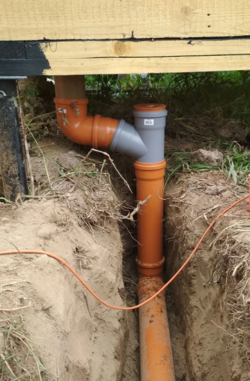 Как правильно проложить канализационную трубу в частном доме?